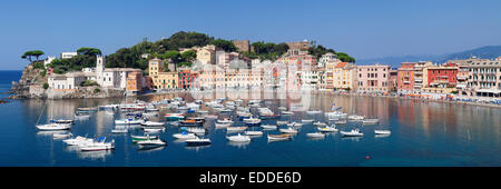 Porto di Baia del Silenzio baia, sul retro Chiesa di San Nicolo la chiesa e il Grand Hotel dei Castelli, Sestri Levante Foto Stock