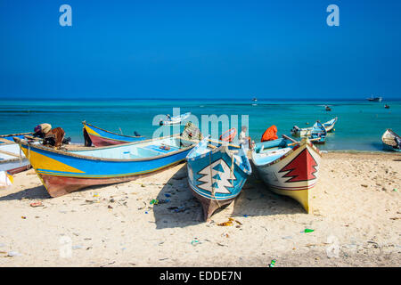 Coloratissime barche di pescatori, Qalansia, isola di Socotra, Yemen Foto Stock