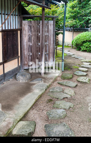 Jiko-in tempio zen, Nara, Giappone. Pietre miliari conducono alla sala da tè ingresso, (sinistra) che è entrato in ginocchio Foto Stock