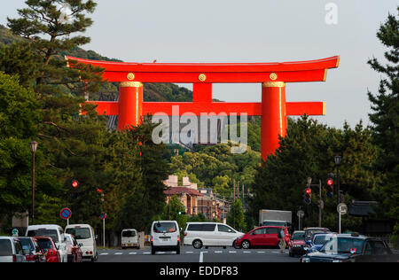 Kyoto, Giappone. Un'enorme porta torii rossa segna l'ingresso al Santuario Heian (Heian-jingu), un tempio shintoista Foto Stock