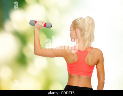 Giovane donna sportivo con luce dumbbell Foto Stock