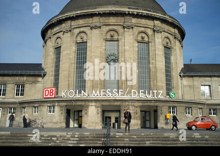 Köln (Colonia) Messe (Fiera) Deutz stazione ferroviaria, Germania. Foto Stock