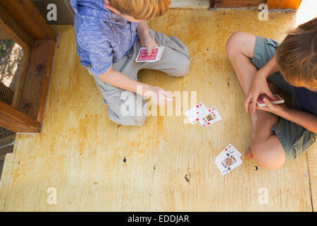 Due fratelli a giocare a carte. Foto Stock