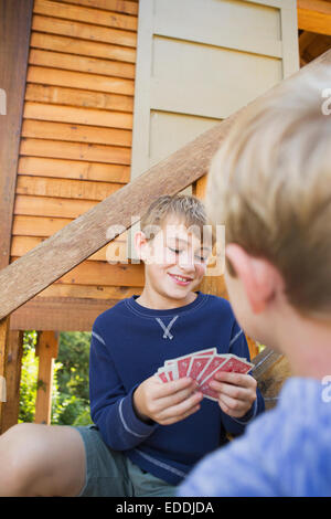 Due fratelli a giocare a carte. Foto Stock