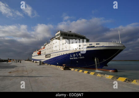 Sansha, cinese della provincia di Hainan. Il 6 gennaio, 2015. La nave civile Sansha mi ferma presso il porto di Xinyu di Yongxing isola in città Sansha, Cina del sud della provincia di Hainan, Gennaio 6, 2015. La nave arrivò in Isola Yongxing martedì e ha completato la sua missione di fornire le isole. Sansha I, 122.3 metri di lunghezza e 21 metri di larghezza, ha una cilindrata di 7.800 t. È il più grande e il più avanzato ancora vaso di alimentazione e di commutare tra l'Isola di Hainan e isolette nel Mare della Cina del Sud. Credito: Xia Yifang/Xinhua/Alamy Live News Foto Stock