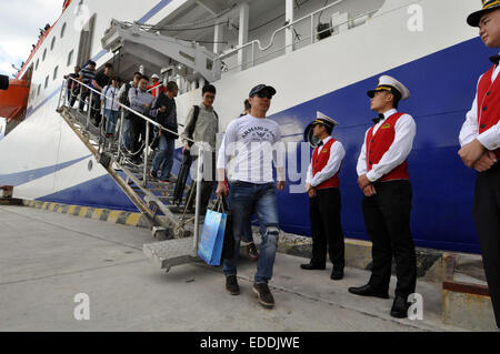 Sansha, cinese della provincia di Hainan. Il 6 gennaio, 2015. I passeggeri a bordo del Yongxing isola dalla nave civile Sansha I, Sansha City, a sud della Cina di Hainan Provincia, Gennaio 6, 2015. La nave arrivò in Isola Yongxing martedì e ha completato la sua missione di fornire le isole. Sansha I, 122.3 metri di lunghezza e 21 metri di larghezza, ha una cilindrata di 7.800 t. È il più grande e il più avanzato ancora vaso di alimentazione e di commutare tra l'Isola di Hainan e isolette nel Mare della Cina del Sud. Credito: Xia Yifang/Xinhua/Alamy Live News Foto Stock