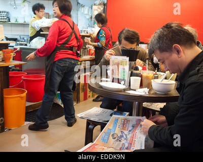 Hong Kong 2015 - Persone di mangiare al ristorante Foto Stock