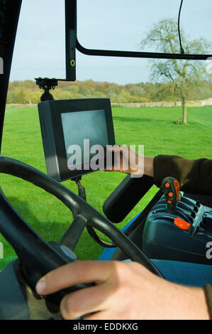 Attrezzature tecniche a bordo di un trattore, una mano toccando uno schermo touch screen. Foto Stock