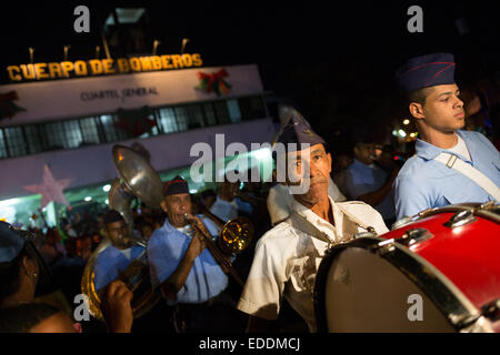 Santo Domingo, Repubblica Dominicana. Gen 5, 2015. I membri del nucleo di Vigili del Fuoco banda musicale di assistere alla sfilata dei Re Magi, alla vigilia dei Saggi il giorno di Santo Domingo, Repubblica Dominicana, a gennaio 5, 2015. I Vigili del Fuoco nucleo del Distretto Nazionale terrà la sua annuale Saggi Parade, iniziando il loro quartier generale attraversando diverse strade e settori della zona coloniale, secondo la stampa locale. Credito: Fran Afonso/Xinhua/Alamy Live News Foto Stock