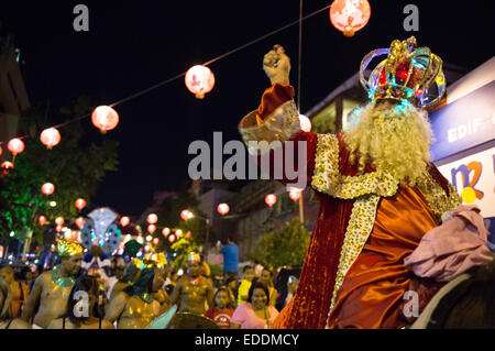 Santo Domingo, Repubblica Dominicana. Gen 5, 2015. Un uomo vestito come uno dei tre Saggi dà caramelle durante i tre Saggi parade, alla vigilia dei Saggi il giorno di Santo Domingo, Repubblica Dominicana, a gennaio 5, 2015. I Vigili del Fuoco nucleo del Distretto Nazionale terrà la sua annuale Saggi Parade, iniziando il loro quartier generale attraversando diverse strade e settori della zona coloniale, secondo la stampa locale. Credito: Fran Afonso/Xinhua/Alamy Live News Foto Stock