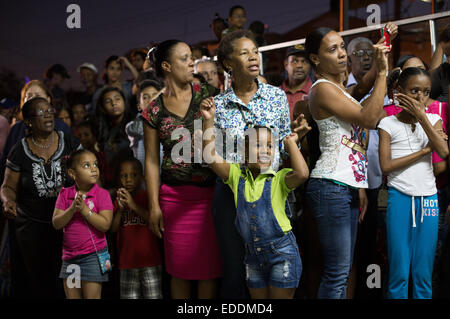 Santo Domingo, Repubblica Dominicana. Gen 5, 2015. Le persone reagiscono durante i tre Saggi parade alla vigilia dei Saggi il giorno di Santo Domingo, Repubblica Dominicana, a gennaio 5, 2015. I Vigili del Fuoco nucleo del Distretto Nazionale terrà la sua annuale Saggi Parade, iniziando il loro quartier generale attraversando diverse strade e settori della zona coloniale, secondo la stampa locale. Credito: Fran Afonso/Xinhua/Alamy Live News Foto Stock