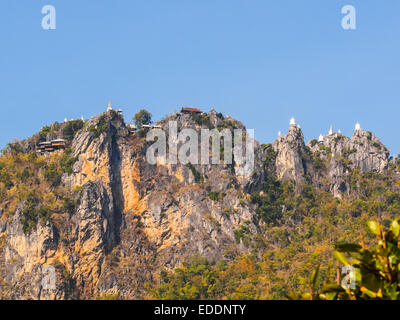 Tempio buddista sulla montagna nella provincia di Lampang Foto Stock