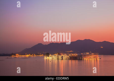 La vista del lago di Palace di Udaipur di notte Foto Stock