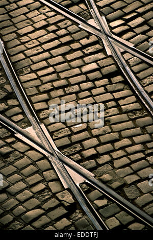 Repubblica Ceca, Praga, strada acciottolata, tram Foto Stock