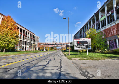 Un po' di lavori di costruzione in corso da parte del nuovo proprietario Fernando Palazuelo al Detroit Packard stabilimento automobilistico. Detroit, MI, Stati Uniti d'America, 25 ottobre 2014. Foto Stock