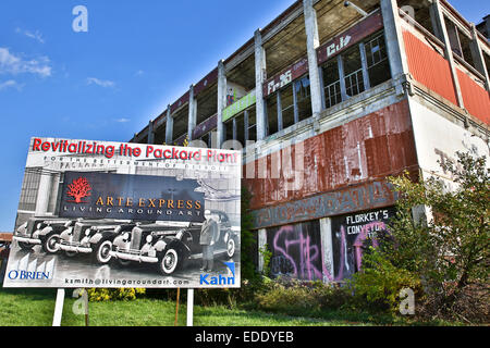 Un po' di lavori di costruzione in corso da parte del nuovo proprietario Fernando Palazuelo al Detroit Packard stabilimento automobilistico. Detroit, MI, Stati Uniti d'America, 25 ottobre 2014. Foto Stock