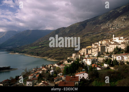 Italia, Abruzzo, Parco Nazionale d'Abruzzo, Lago di Barrea e villaggio Foto Stock