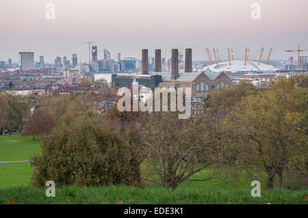 Skyline di Londra orientale al crepuscolo. Vista dalla collina di Greenwich. Foto Stock