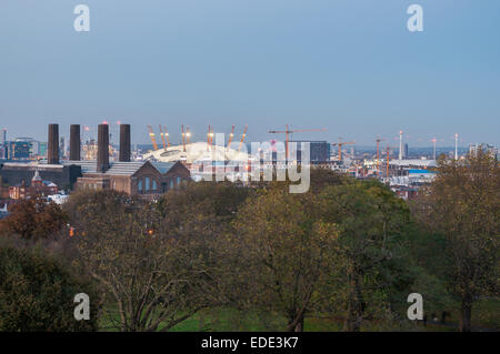 Skyline di Londra orientale al crepuscolo. Vista dalla collina di Greenwich. Foto Stock