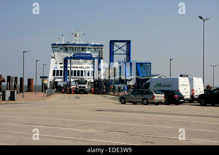 Vista parziale del porto dei traghetti. Wyk è una città nel distretto di Nord Friesland, Schleswig-Holstein, Germania foto: Klaus Nowottnick Data: 20 Aprile 2014 Foto Stock