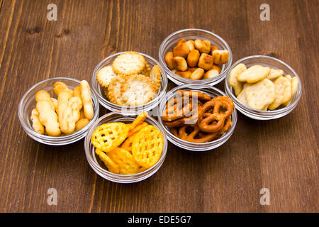 Salatini su ciotole in vetro su un tavolo di legno Foto Stock