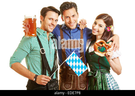 Uomo e donna con birra e pretzel a Oktoberfest in Baviera Foto Stock