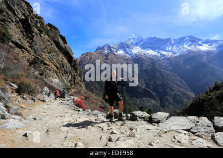 Escursionisti per adulti su Tengboche Pass, campo base Everest trek, Sito Patrimonio Mondiale dell'UNESCO, il Parco Nazionale di Sagarmatha, Solu-Khumbu Foto Stock