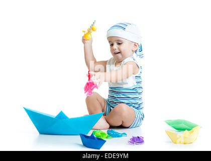 Piccolo bambino che gioca con la canna da pesca toy Foto Stock