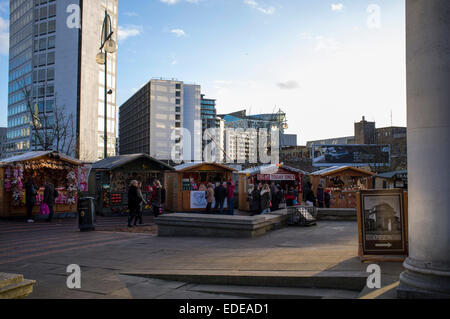 Il contrasto di altezza e breve edifici, Tedesco a Francoforte il mercato di Natale Birmingham Foto Stock