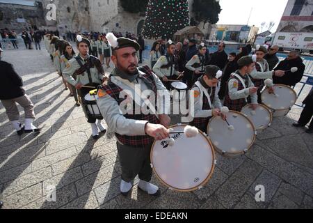 Betlemme. Il 6 gennaio, 2015. Scout palestinese eseguire durante il Natale ortodosso le celebrazioni nella piazza della Mangiatoia al di fuori della Chiesa della Natività in Cisgiordania città di Betlemme il 6 gennaio 2015. Credito: Luay Sababa/Xinhua/Alamy Live News Foto Stock