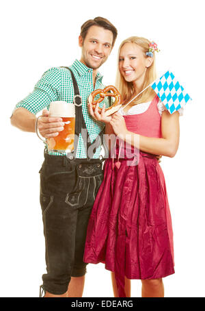 Felice l'uomo e donna sorridente con birra e pretzel a Oktoberfest in Baviera Foto Stock