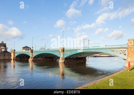 Trento ponte che attraversa il fiume Trento tra Nottingham e West Bridgford, Nottinghamshire, England, Regno Unito Foto Stock