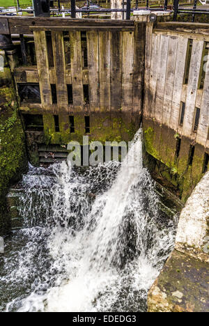 Serratura Hirst, Leeds Liverpool Canal, Saltaire, West Yorkshire, Regno Unito. Foto Stock