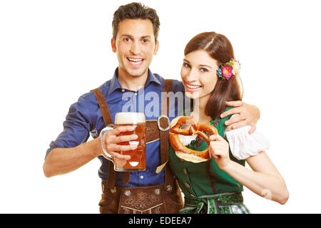 Uomo sorridente e felice donna al Oktoberfest con birra e pretzel nelle loro mani Foto Stock