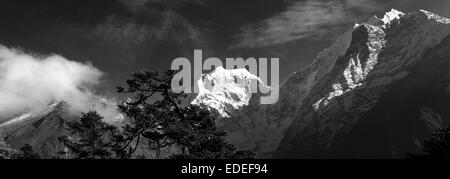 Snow capped Thangdeja montagna, sul campo base Everest trek, Himalaya, Sito Patrimonio Mondiale dell'UNESCO, Sagarmatha Foto Stock