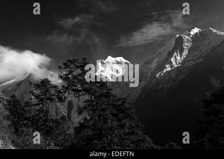 Snow capped Thangdeja montagna, sul campo base Everest trek, Himalaya, Sito Patrimonio Mondiale dell'UNESCO, Sagarmatha Foto Stock