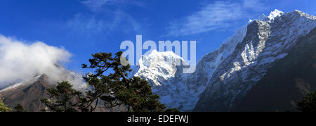 Snow capped Thangdeja montagna, sul campo base Everest trek, Himalaya, Sito Patrimonio Mondiale dell'UNESCO, Sagarmatha Foto Stock