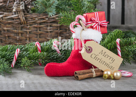 Inglese scheda di natale con calza rossa, doni, Candy canes e testo buon natale Foto Stock