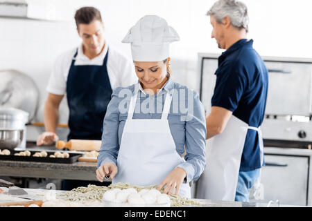 Chefs preparare la pasta in cucina Foto Stock