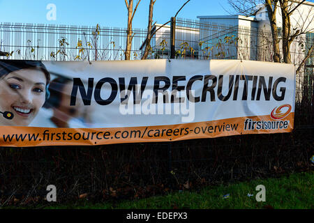 Londonderry, Irlanda del Nord, Regno Unito. 138 lavoratori sospesi al cielo call center - 06 gennaio 2015. 138 lavoratori sono stati sospesi al Firstsource call center a Londonderry. L'indiano di proprietà azienda gestisce le chiamate del cliente e vende pacchetti per conto di SKY TV. SKY ha confermato che è in discussione con Firstsource oltre ciò che si chiama 'accuse non corretto della trasformazione di alcune vendite". © George Sweeney/Alamy Live News Foto Stock