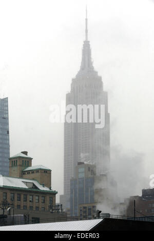 New York, Stati Uniti d'America. 6 gennaio, 2015. Noi meteo. Le immagini mostrano la prima neve in arrivo a New York questa mattina - Empire State Building mostrato, Credito: Oliver Dixon/Alamy Live News Foto Stock