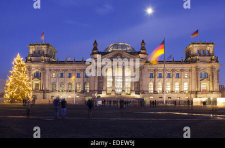 Il Reichstag con albero di natale, Berlino, Germania Foto Stock