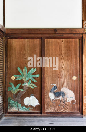 Tempio Taizo-in Zen, Myoshin-ji, Kyoto, Giappone. Gli interni del 16c presentano scene di animali delicatamente dipinte su porte scorrevoli in legno (fusuma) Foto Stock