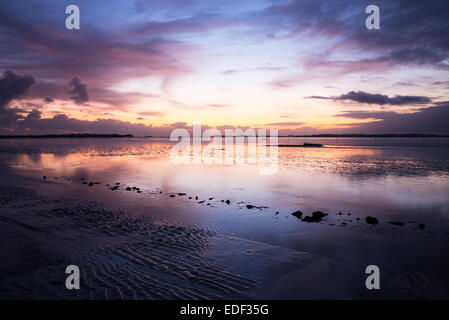 Alba luce sull Isola Santa causeway, Lindisfarne, Northumberland, Inghilterra Foto Stock