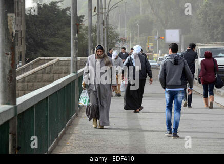 Il Cairo, Egitto. Gen 5, 2015. Gli egiziani a piedi sul Qasr al-nil bridge durante una tempesta di neve, in Cair su Gennaio 6, 2015. In diversi paesi del Medio Oriente si stanno preparando per il freddo di questa settimana con la tempesta di neve ''Huda, '' anche chiamato ''Zina © Sayed Amr/immagini APA/ZUMA filo/Alamy Live News Foto Stock