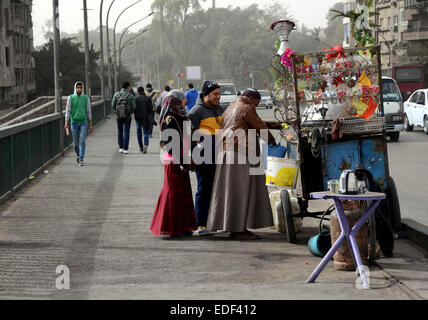 Il Cairo, Egitto. Gen 5, 2015. Gli egiziani a piedi sul Qasr al-nil bridge durante una tempesta di neve, in Cair su Gennaio 6, 2015. In diversi paesi del Medio Oriente si stanno preparando per il freddo di questa settimana con la tempesta di neve ''Huda, '' anche chiamato ''Zina © Sayed Amr/immagini APA/ZUMA filo/Alamy Live News Foto Stock