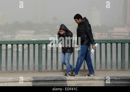 Il Cairo, Egitto. Gen 5, 2015. Gli egiziani a piedi sul Qasr al-nil bridge durante una tempesta di neve, in Cair su Gennaio 6, 2015. In diversi paesi del Medio Oriente si stanno preparando per il freddo di questa settimana con la tempesta di neve ''Huda, '' anche chiamato ''Zina © Sayed Amr/immagini APA/ZUMA filo/Alamy Live News Foto Stock
