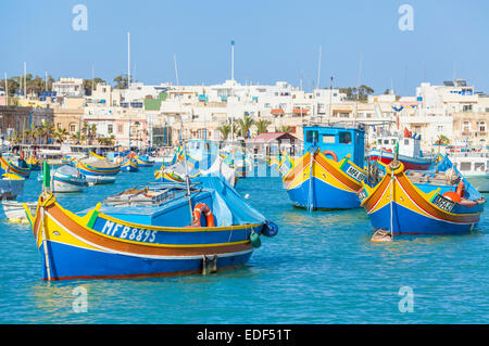 Porto di Marsaxlokk e tradizionali barche da pesca Marsaxlokk Malta EU Europe Foto Stock