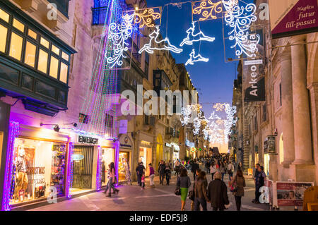 Chrismas luci e decorazioni di notte Repubblica Street, Valletta Malta EU Europe Foto Stock