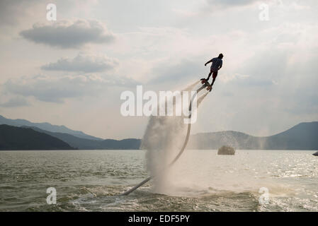 Flyboarding in Valle de Bravo, Estado de México, México. Foto Stock